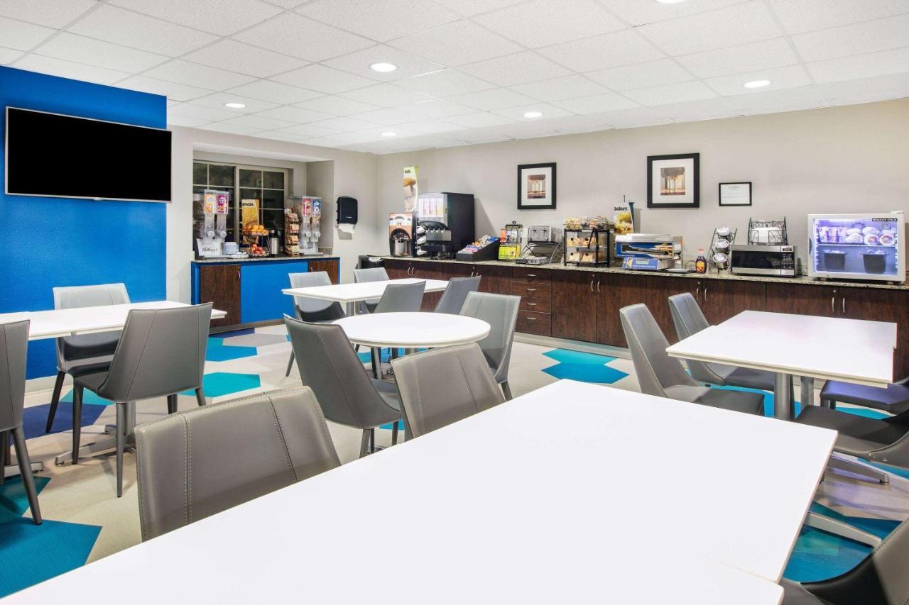 Microtel Inn & Suites By Wyndham Austin Airport Экстерьер фото