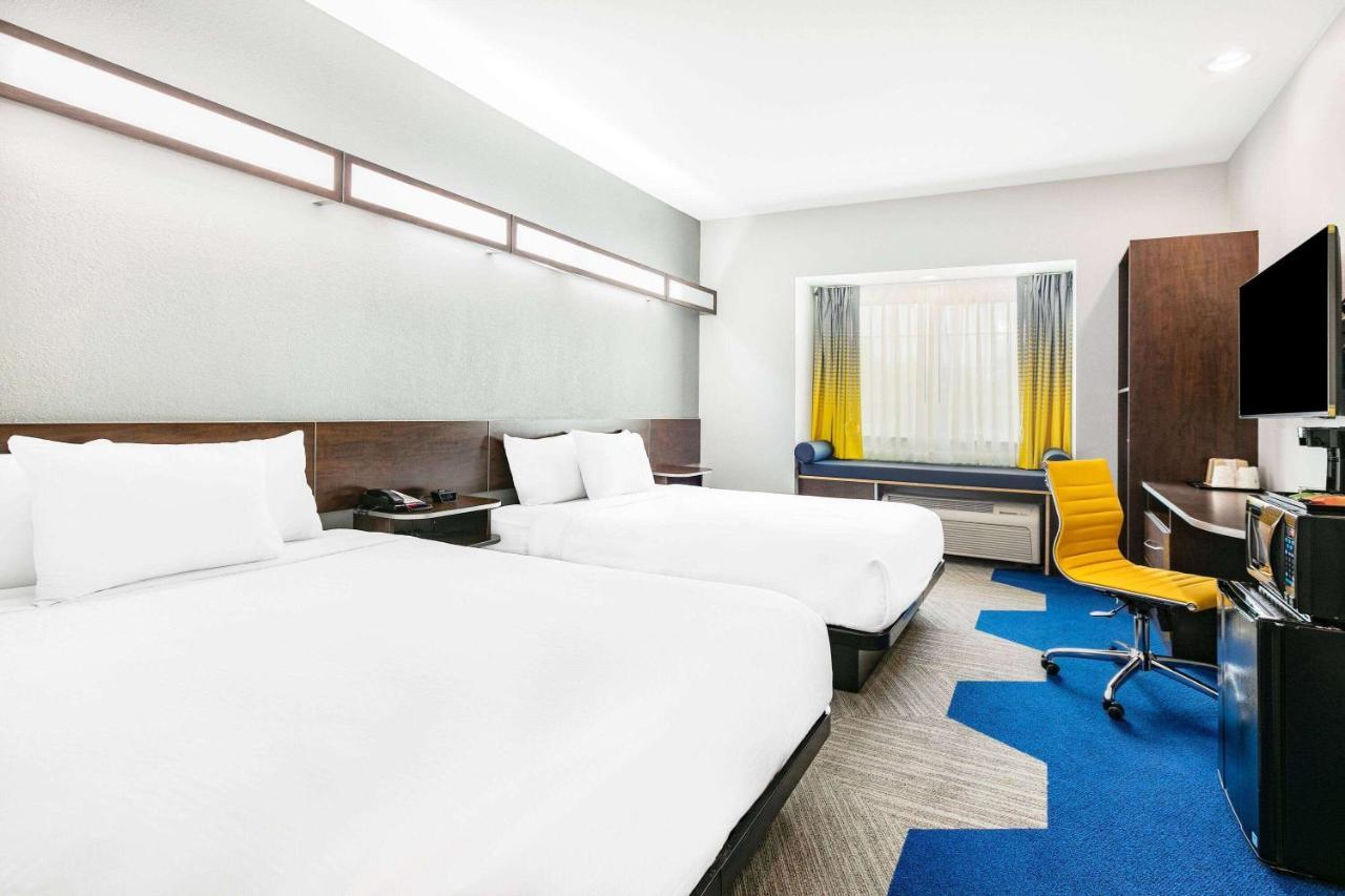 Microtel Inn & Suites By Wyndham Austin Airport Экстерьер фото