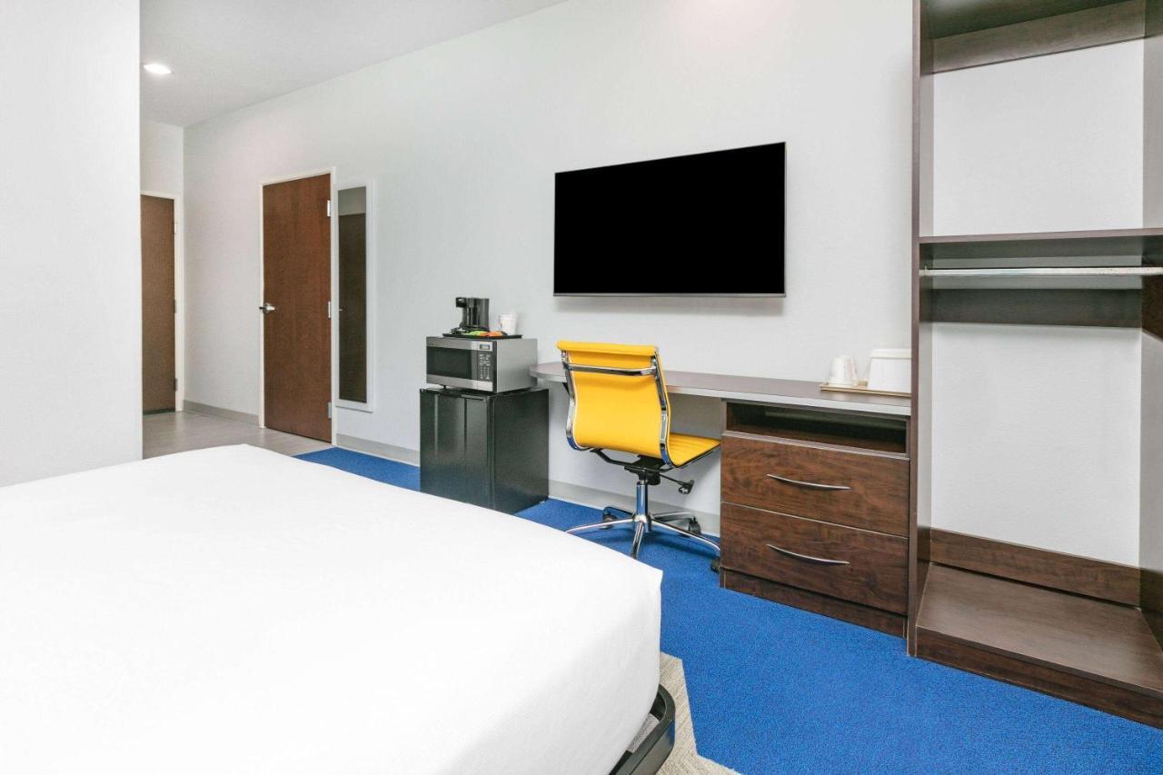 Microtel Inn & Suites By Wyndham Austin Airport Экстерьер фото