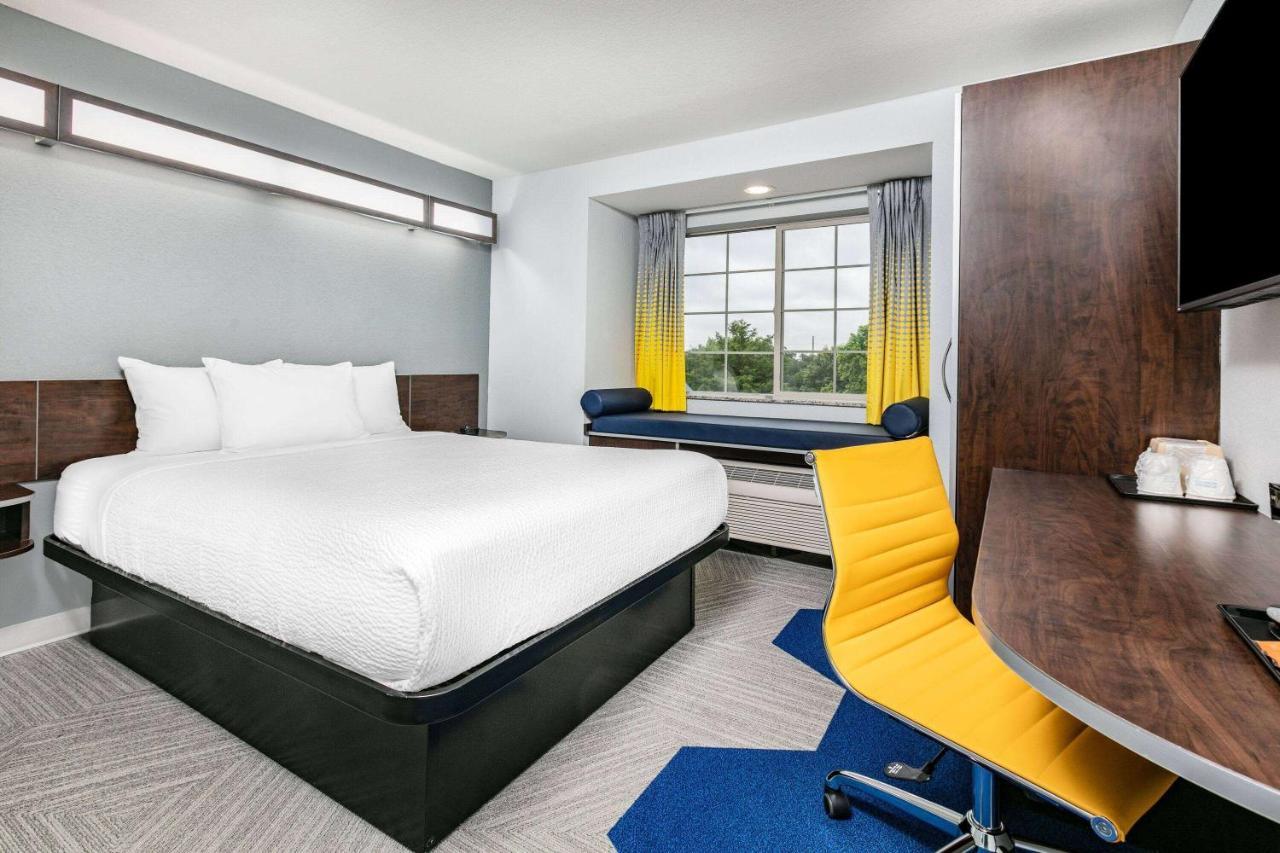 Microtel Inn & Suites By Wyndham Austin Airport Экстерьер фото