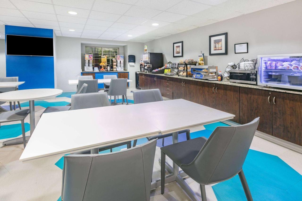 Microtel Inn & Suites By Wyndham Austin Airport Экстерьер фото