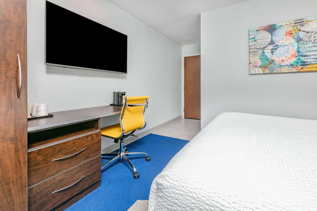 Microtel Inn & Suites By Wyndham Austin Airport Экстерьер фото