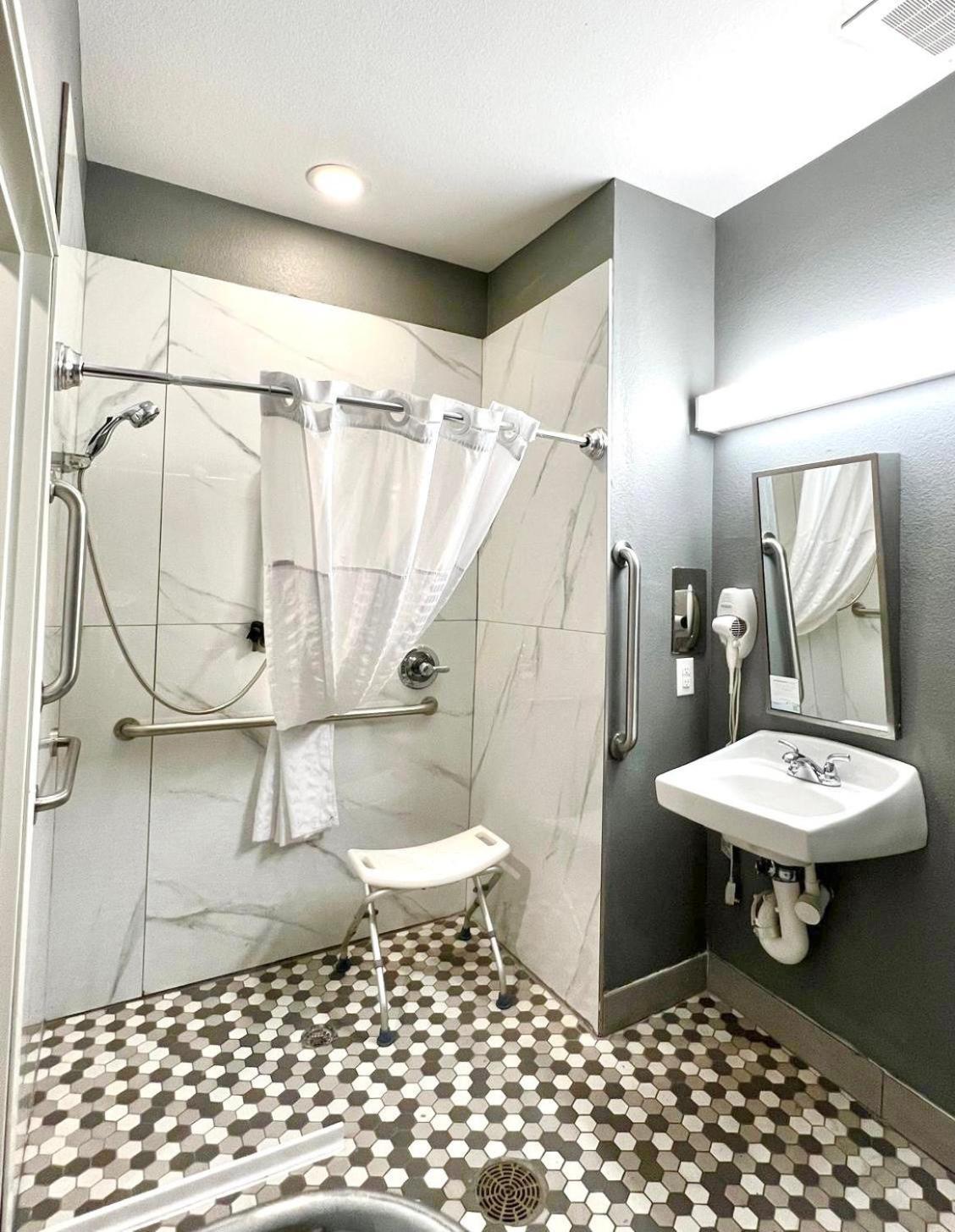 Microtel Inn & Suites By Wyndham Austin Airport Экстерьер фото