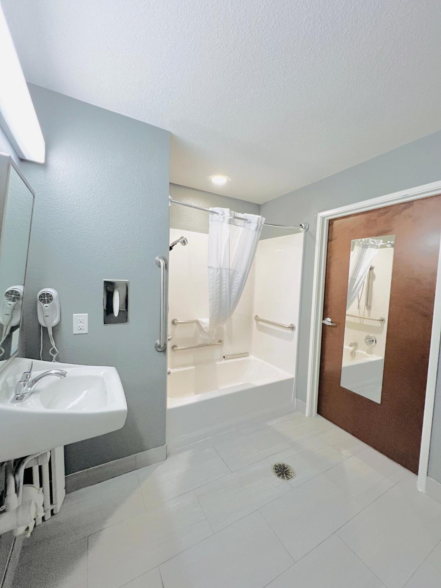 Microtel Inn & Suites By Wyndham Austin Airport Экстерьер фото