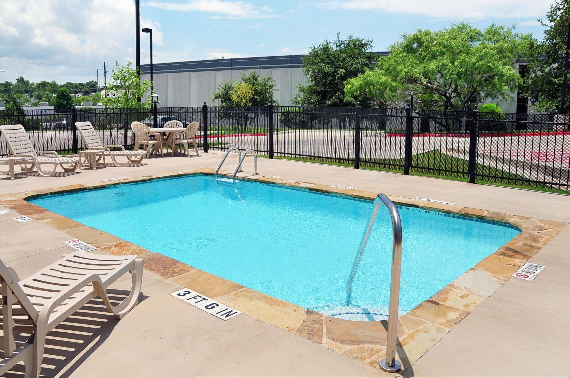 Microtel Inn & Suites By Wyndham Austin Airport Удобства фото